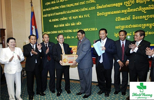 Chính phủ-Bộ y tế Việt nam cùng Cty FATACO trao trặng thuốc Bông Sen cho Chính Phủ Campuchia