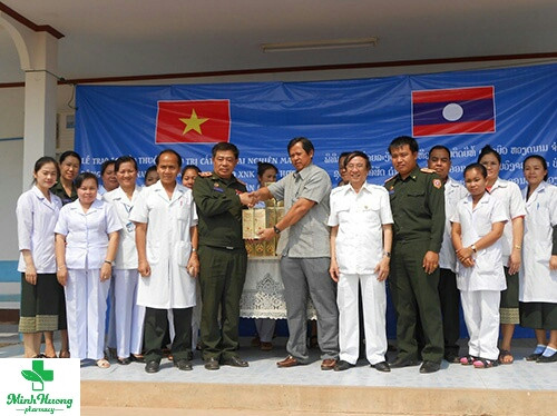 Công ty XNK FATACO Bến Tre trao tặng thuốc Bông Sen cho Bệnh viện 103 Lào và điều trị bệnh nhân tại Lào